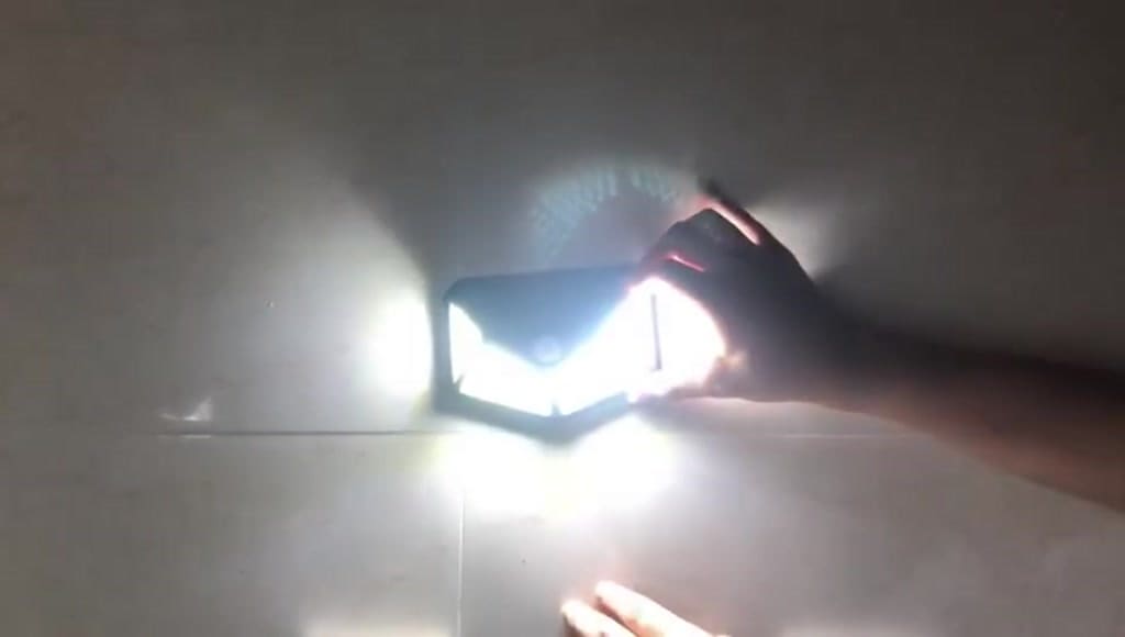 Luminária Solar com Sensor de Presença – 100 LEDs, à Prova de Chuva