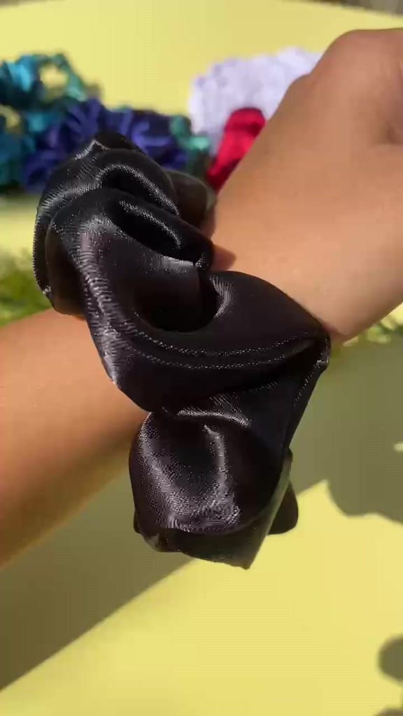 Kit xuxinha de cabelo cetim, scrunchie preta antifrizz fina e grossa