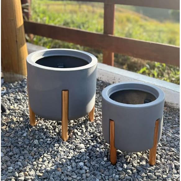 Vaso para Plantas Decorativo Nordico Monaco C/ Pe de Madeira 25x29 P Polietileno Ambiente Interno e Externo.