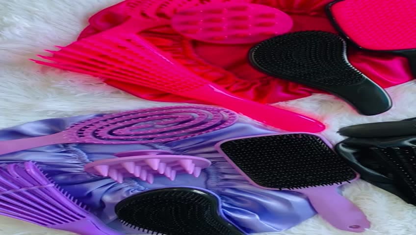 Kit 5 Escovas de Cabelo + Touca de Cetim – Raquete Fashion, Mágica, Polvo, Massageadora de Silicone