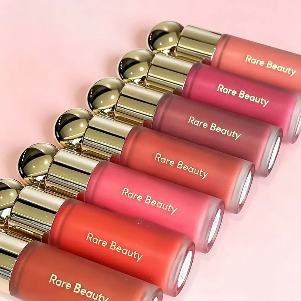 Rare Beauty Mild Touch Velvet Fluffy Silky Silky Cheek Tint Cremoso com Acabamento em Pó, Blush Líquido Leve e de Aplicação Fina, Brilho Orgânico